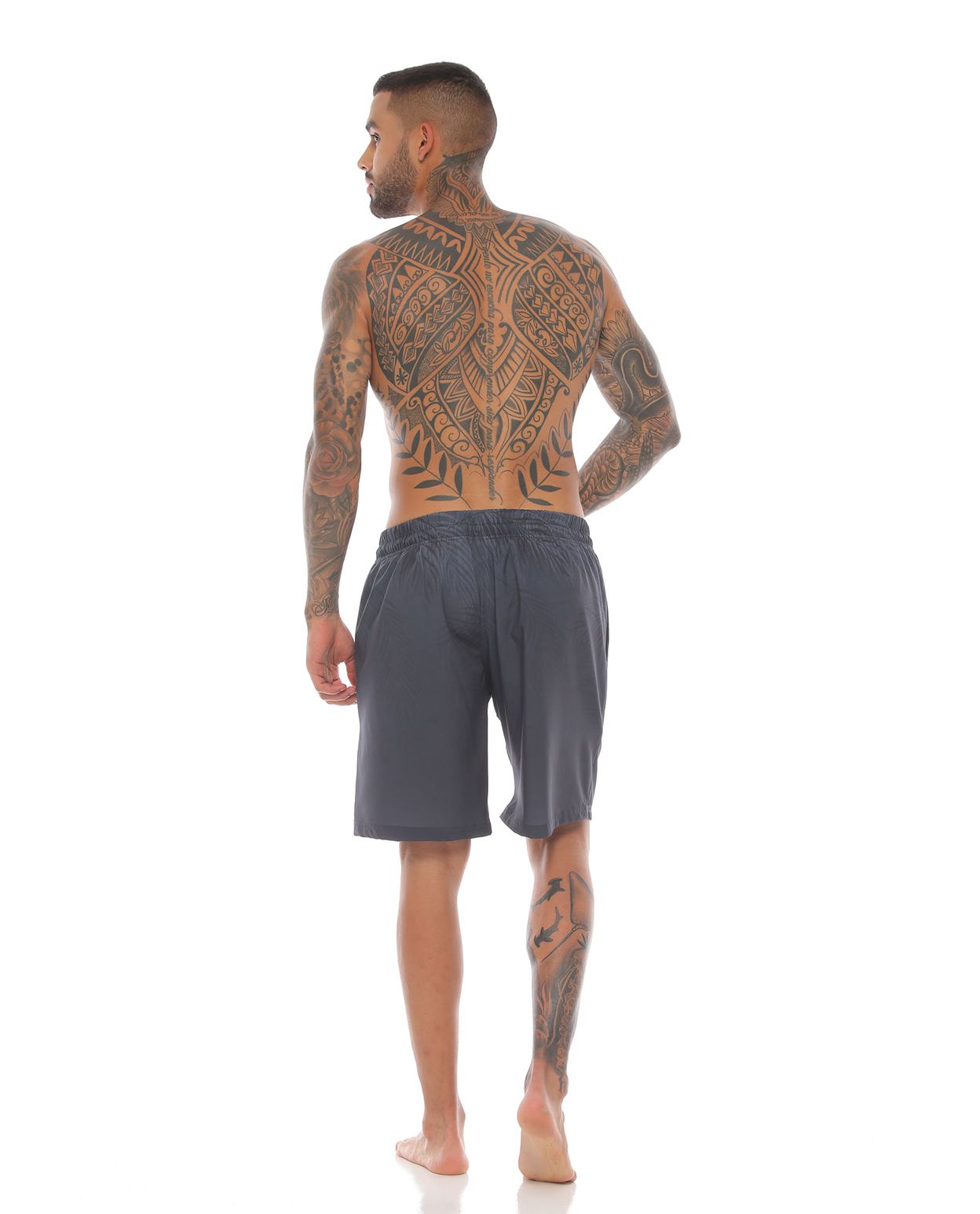 modelo con pantaloneta de playa larga color gris oscuro para hombre cuerpo completo parte trasera