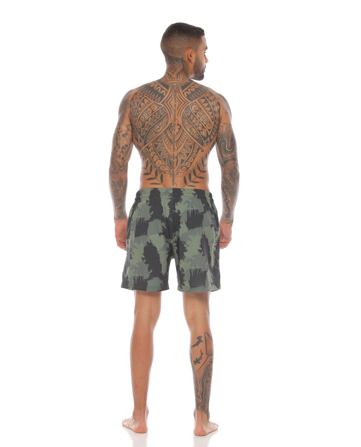 modelo con pantaloneta corta de playa color verde militar para hombre cuerpo completo parte trasera