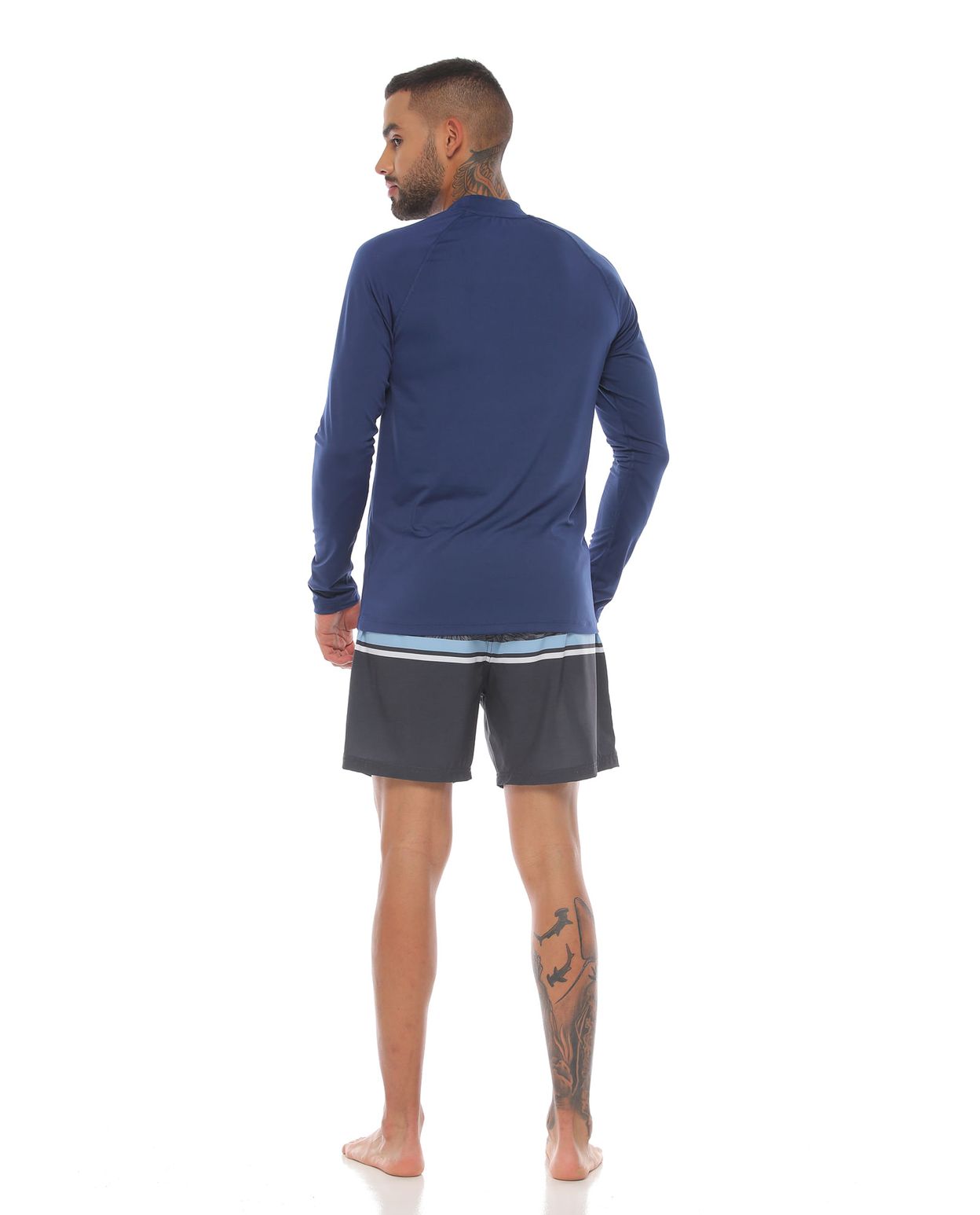 modelo con pantaloneta corta de playa color negro y camibuso color azul para hombre cuerpo completo parte trasera