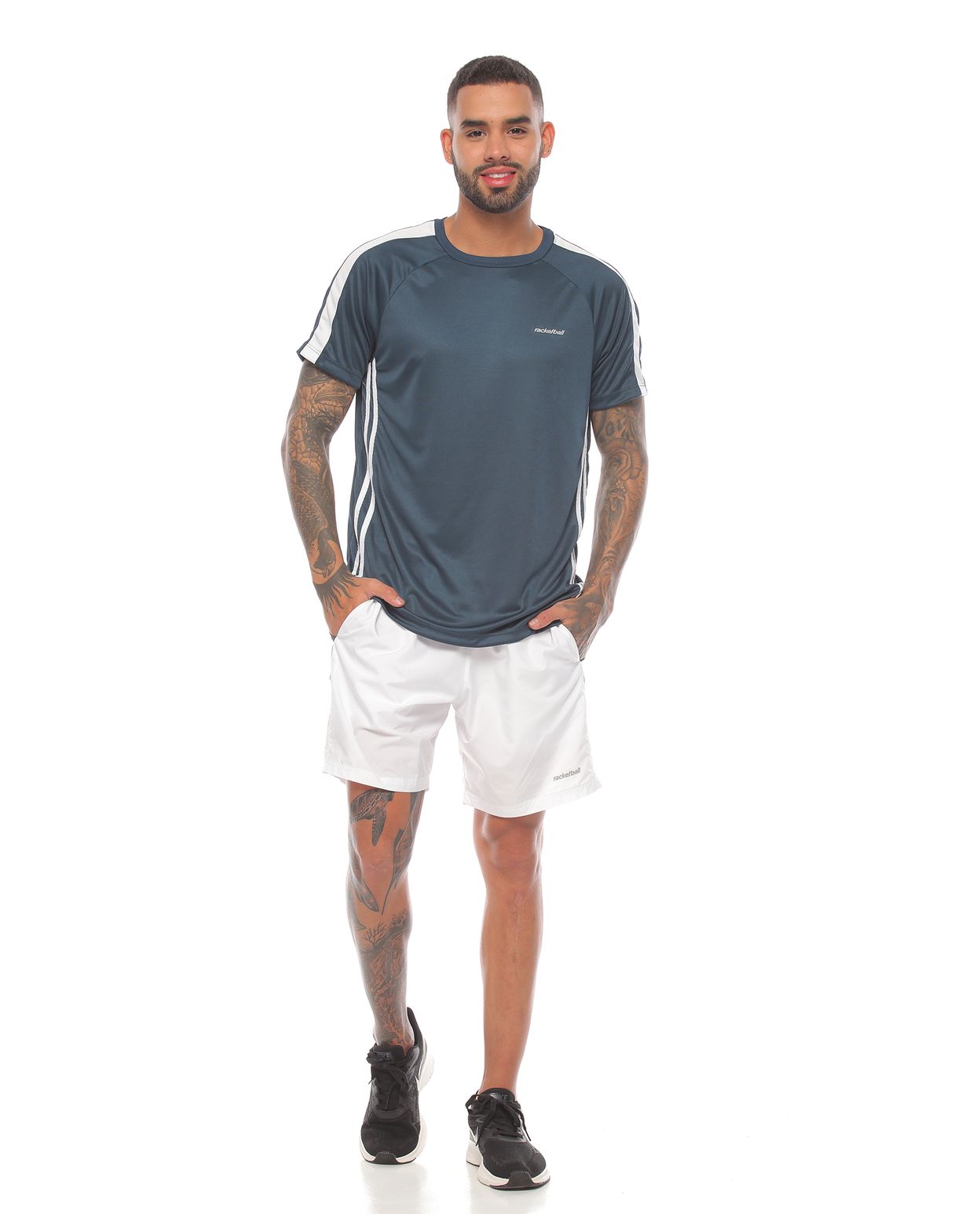 modelo con camiseta deportiva color petroleo y pantaloneta deportiva blanca para hombre cuerpo completo