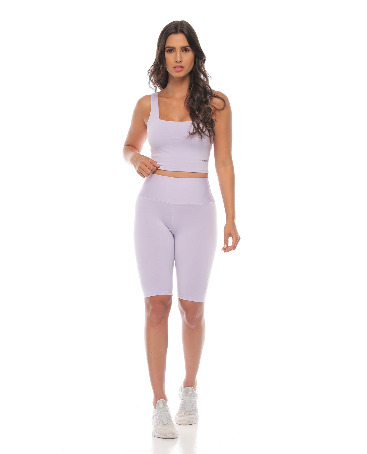 modelo con licra corta deportiva y top deportivo color lila para mujer cuerpo completo