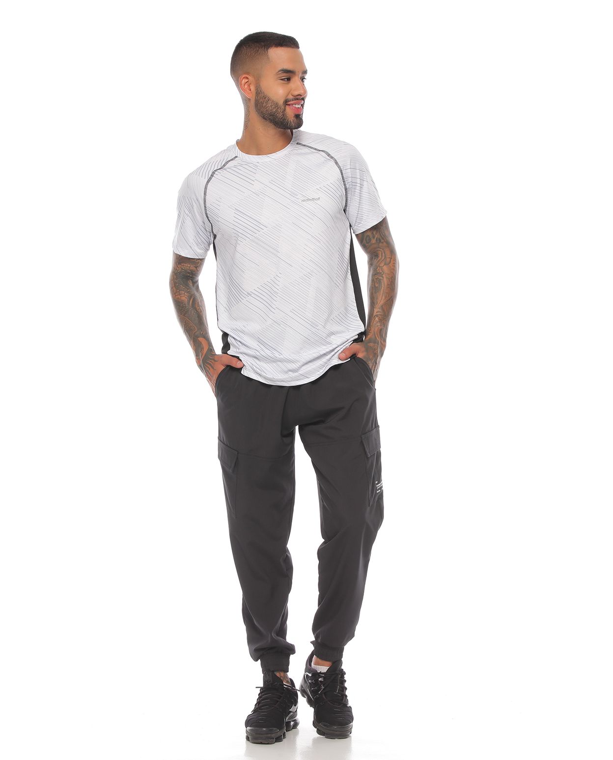 modelo con camiseta manga corta deportiva blanca y pantalon deportivo negro para hombre cuerpo completo