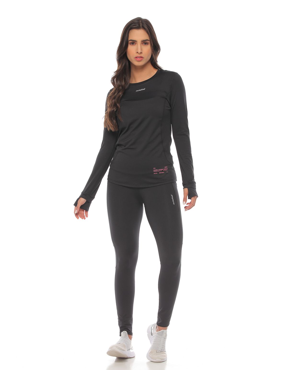 modelo con licra larga deportiva y camibuzo deportivo color negro para mujer cuerpo completo
