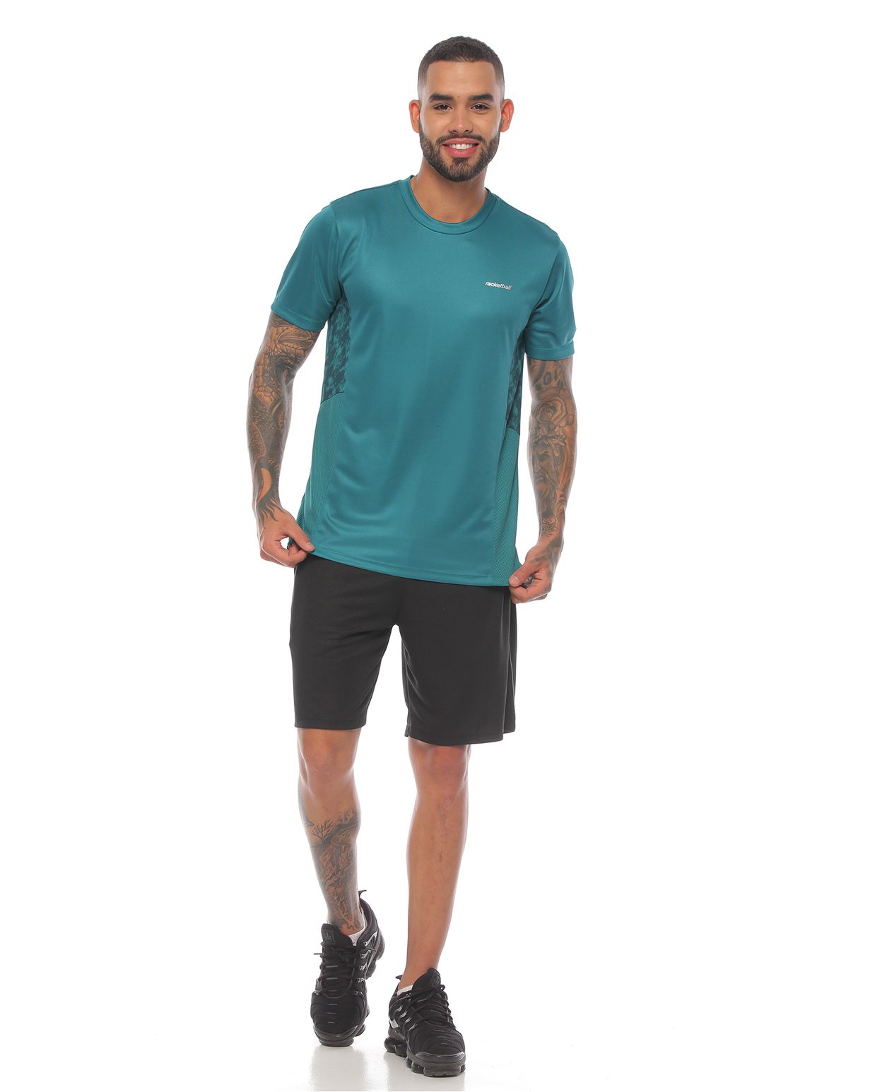 modelo con camiseta deportiva manga corta color verde y pantaloneta deportiva negra para hombre
