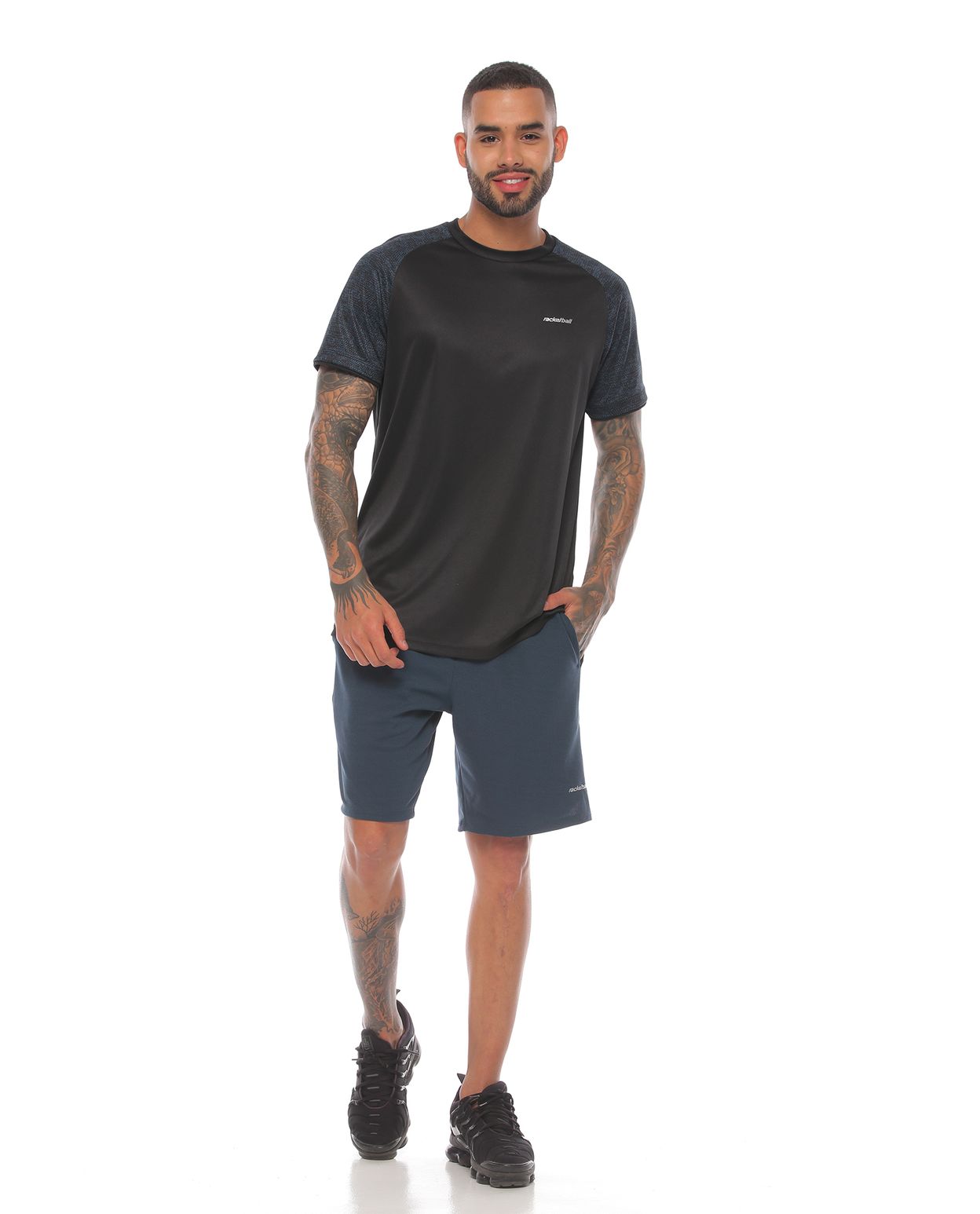 modelo con Camiseta Deportiva Negra y pantaloneta deportiva para Hombre