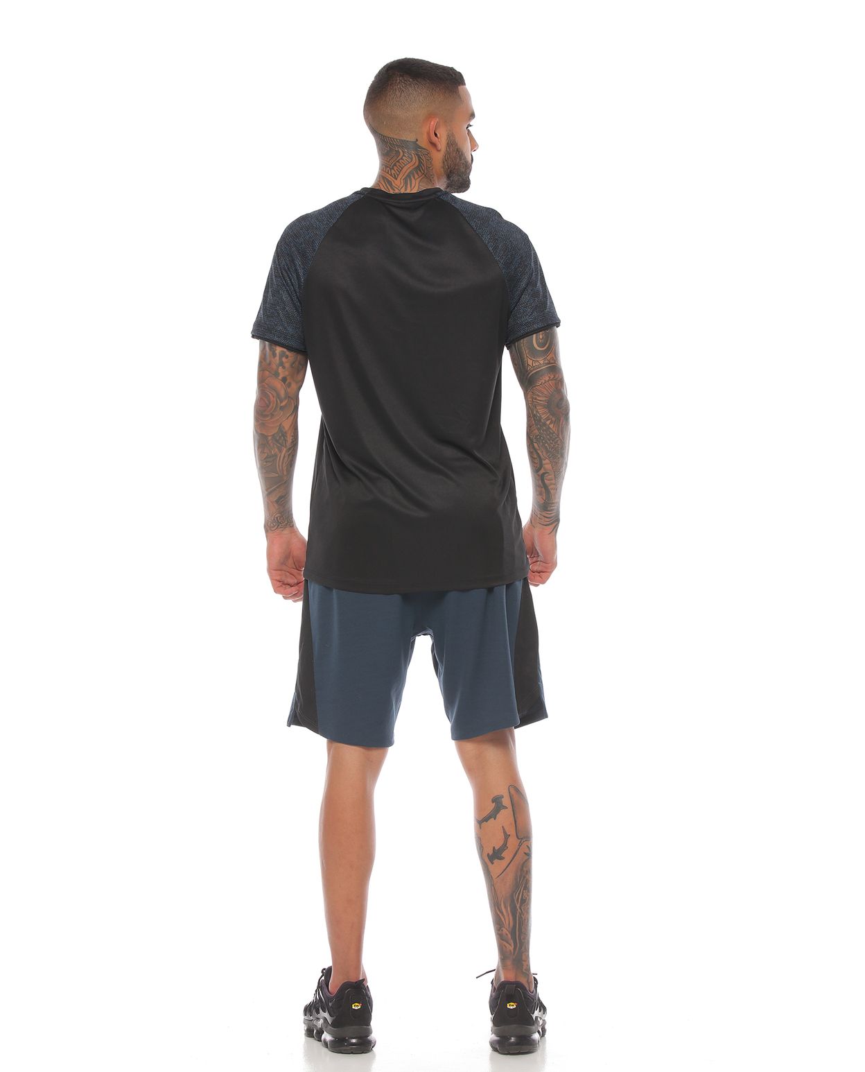 modelo con Camiseta Deportiva Negra y pantaloneta deportiva para Hombre parte trasera