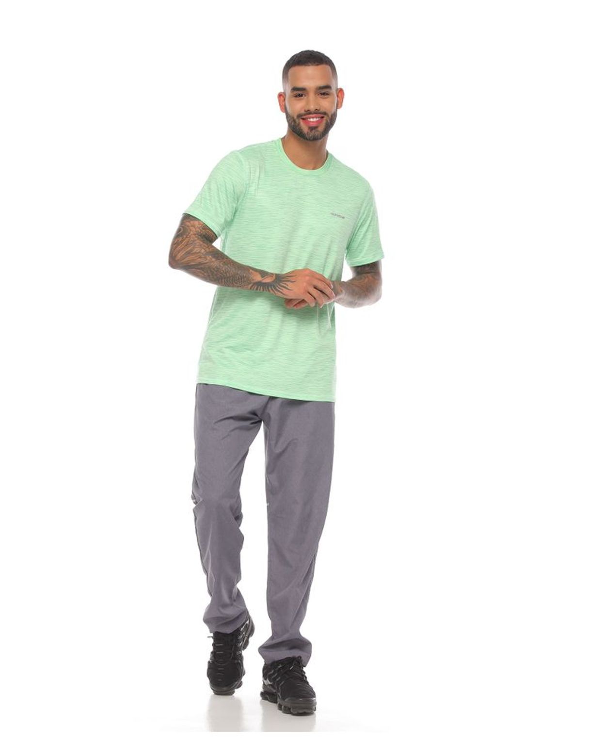 modelo con Camiseta Deportiva Verde y panatalon deportivo gris para hombre
