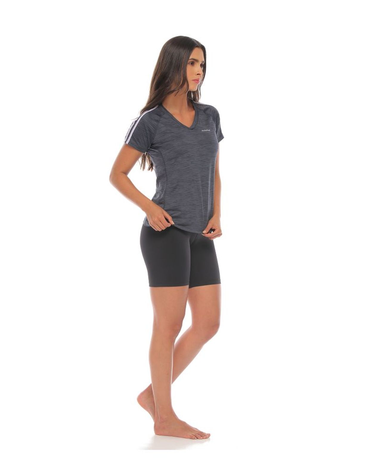 modelo-con-Camiseta-cuello-V-Gris-Oscuro-y-short-deportivo-para-Mujer-parte-lateral-derecha