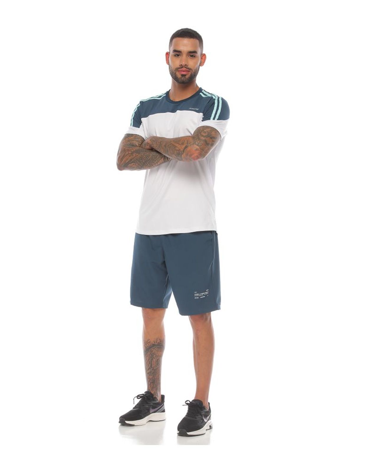 modelo-con-Camiseta-Deportiva-Blanca-Menta-y-pantaloneta-deportiva-para-Hombre