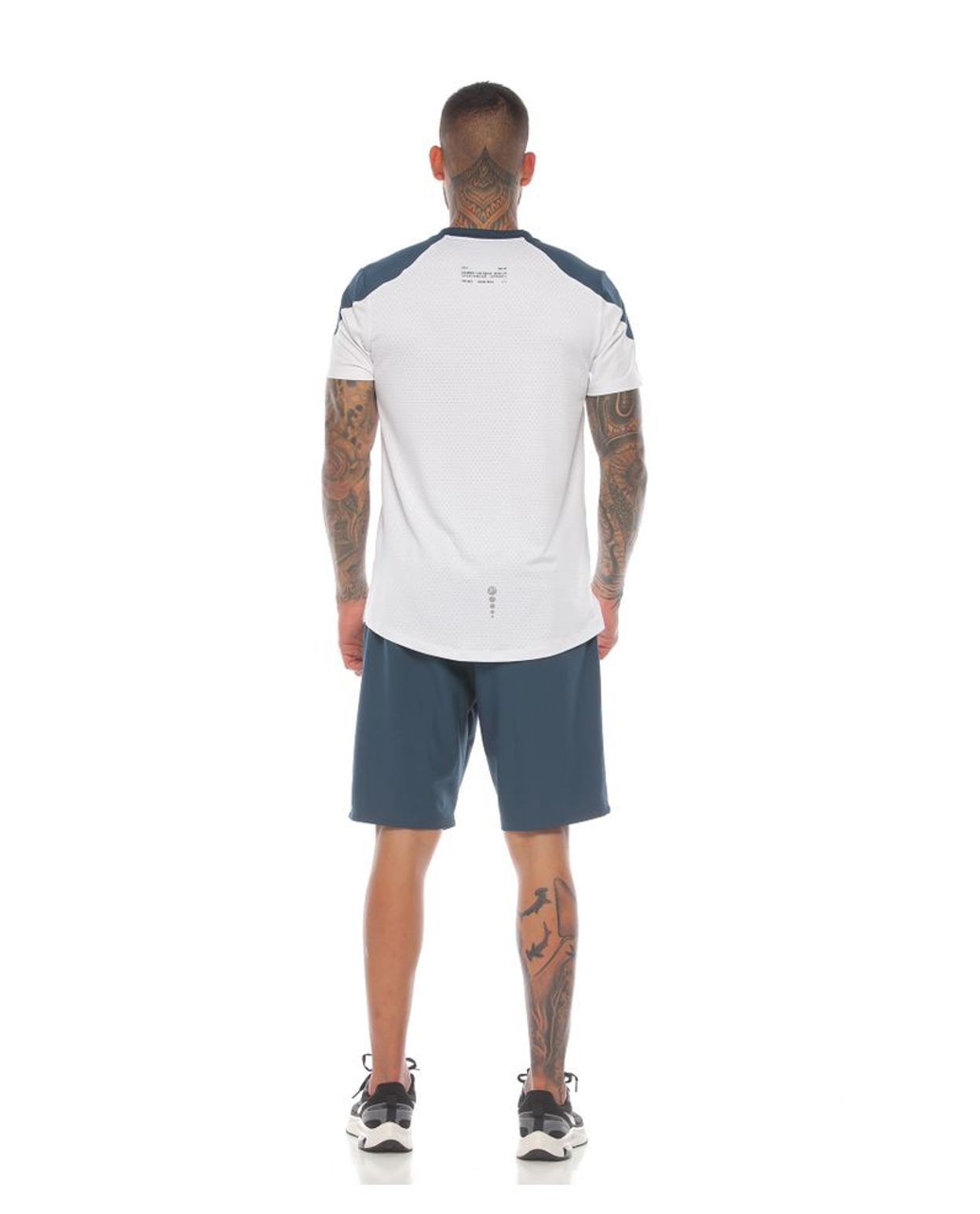 modelo-con-Camiseta-Deportiva-Blanca-Menta-y-pantaloneta-deportiva-para-Hombre-parte-trasera