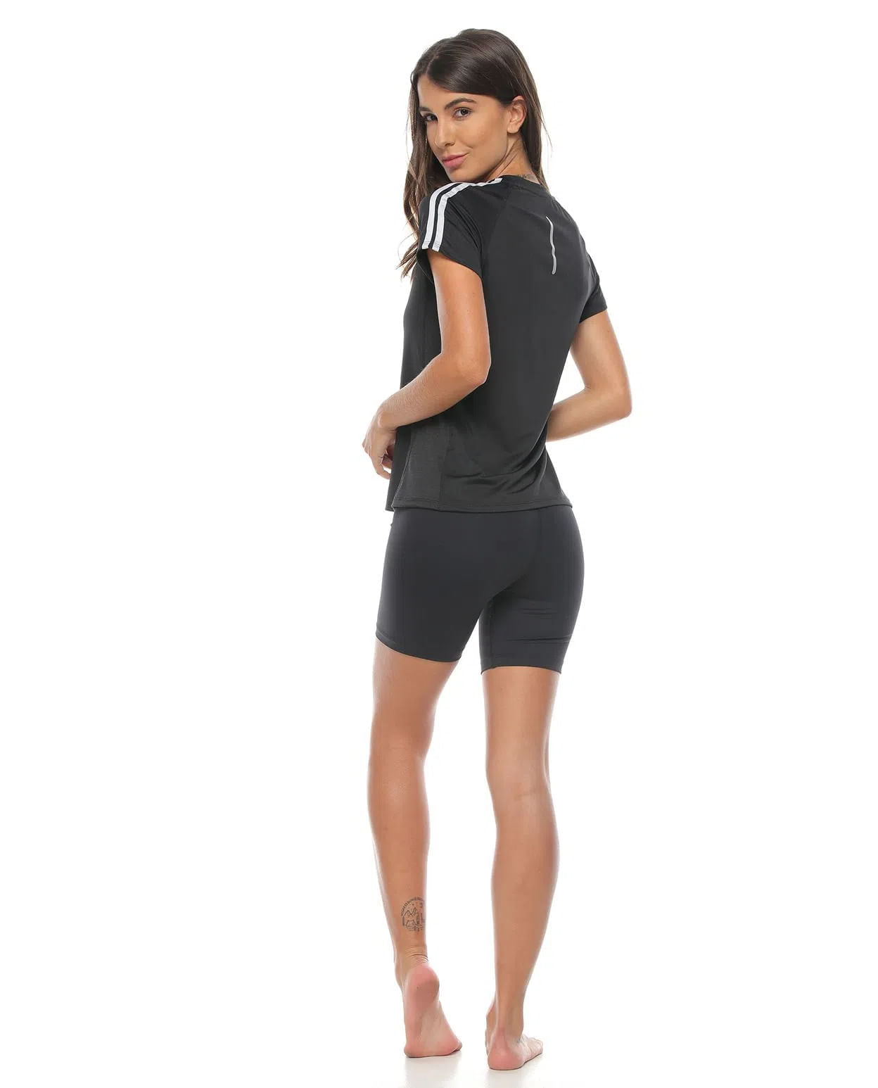 modelo con Short Deportivo Negro y camiseta deportiva Para Mujer parte trasera