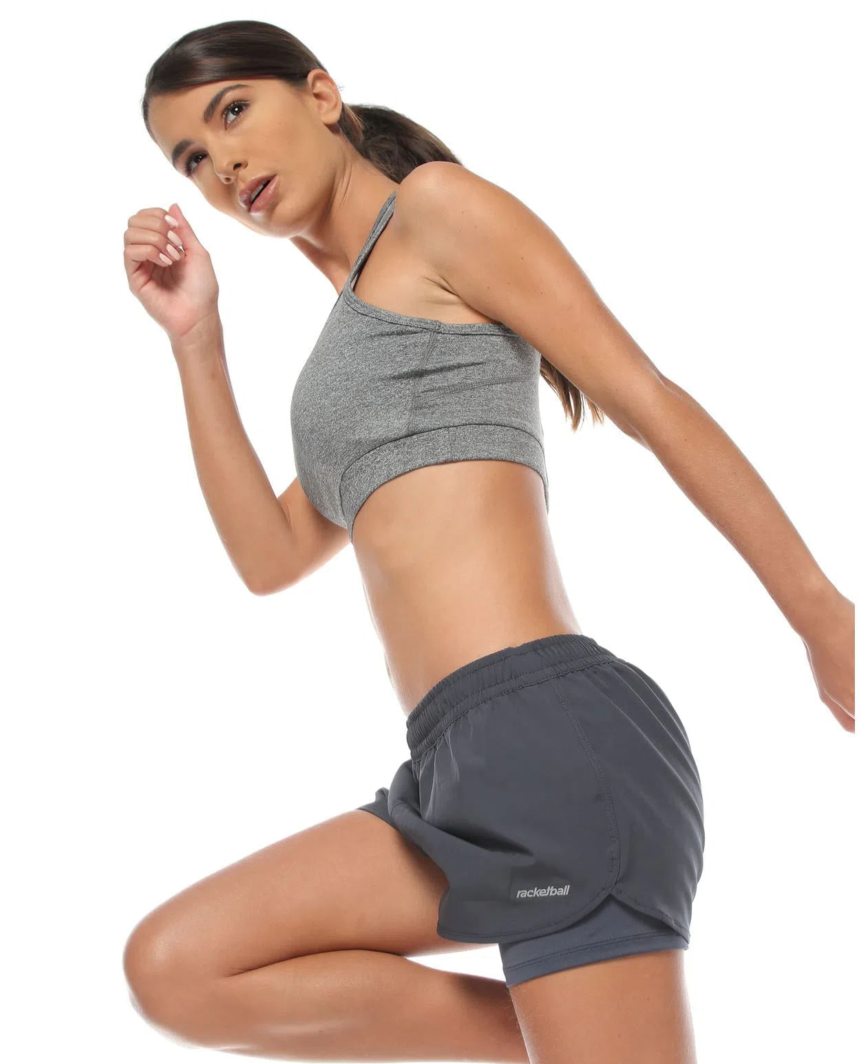 modelo con Pantaloneta Running Deportiva Gris y top deportivo para Mujer