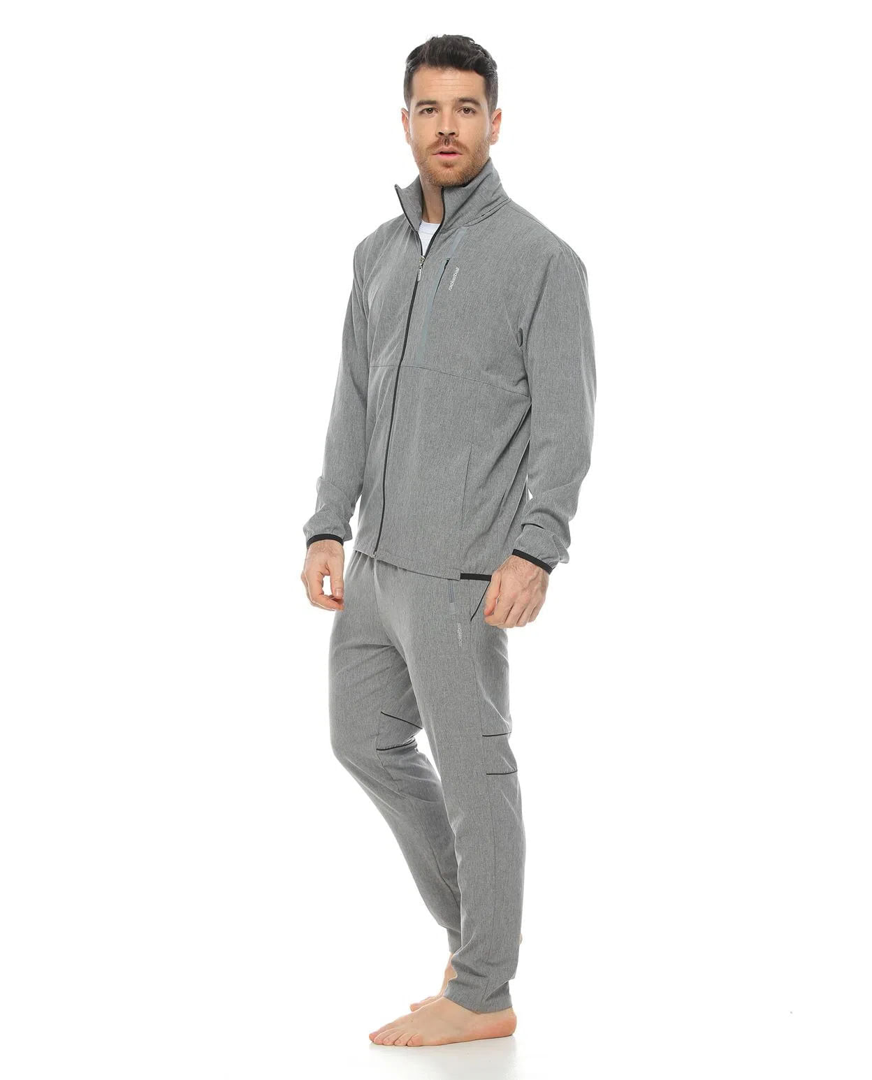 modelo con Pantalón Deportivo Jaspe y chaqueta autoguardable para Hombre