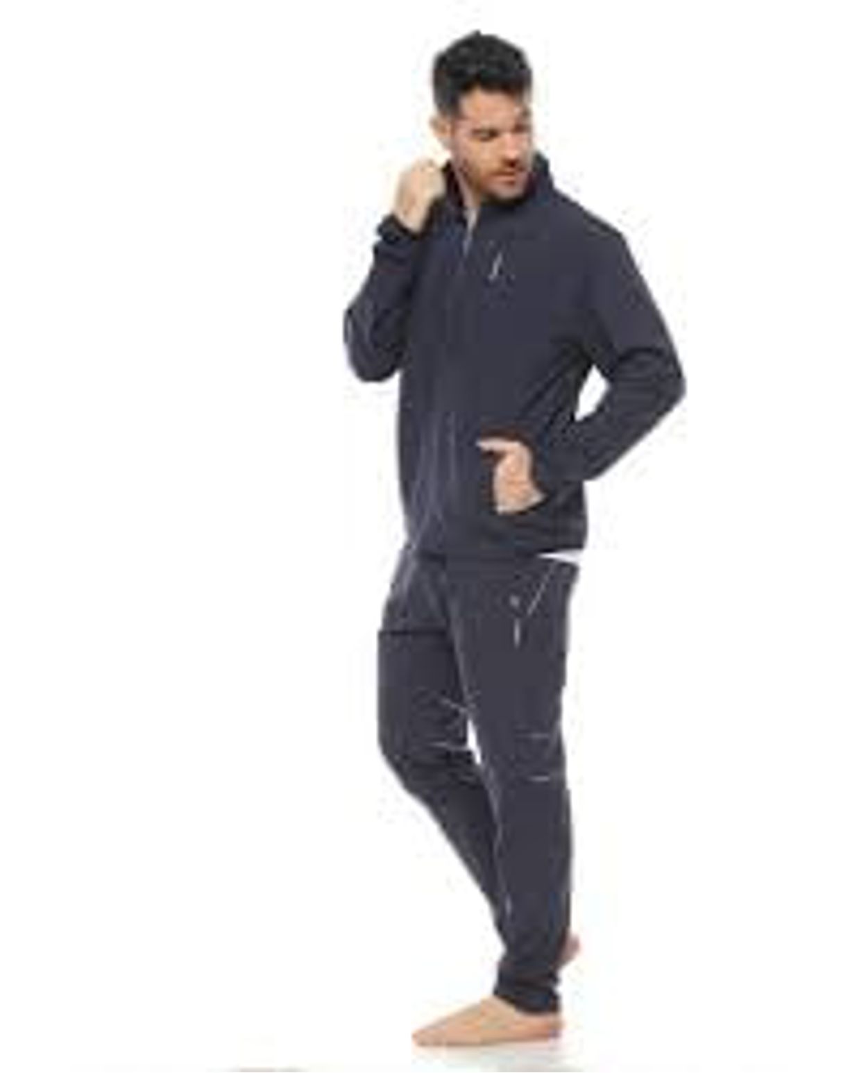modelo con Pantalón Deportivo Azul y chaqueta deportiva Para Hombre
