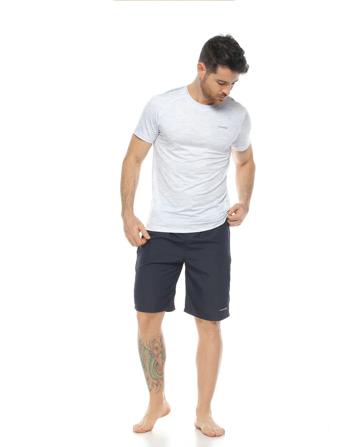 modelo-con-Pantaloneta-Deportiva-Azul-y-camiseta-deportiva-para-Hombre-parte-frontal