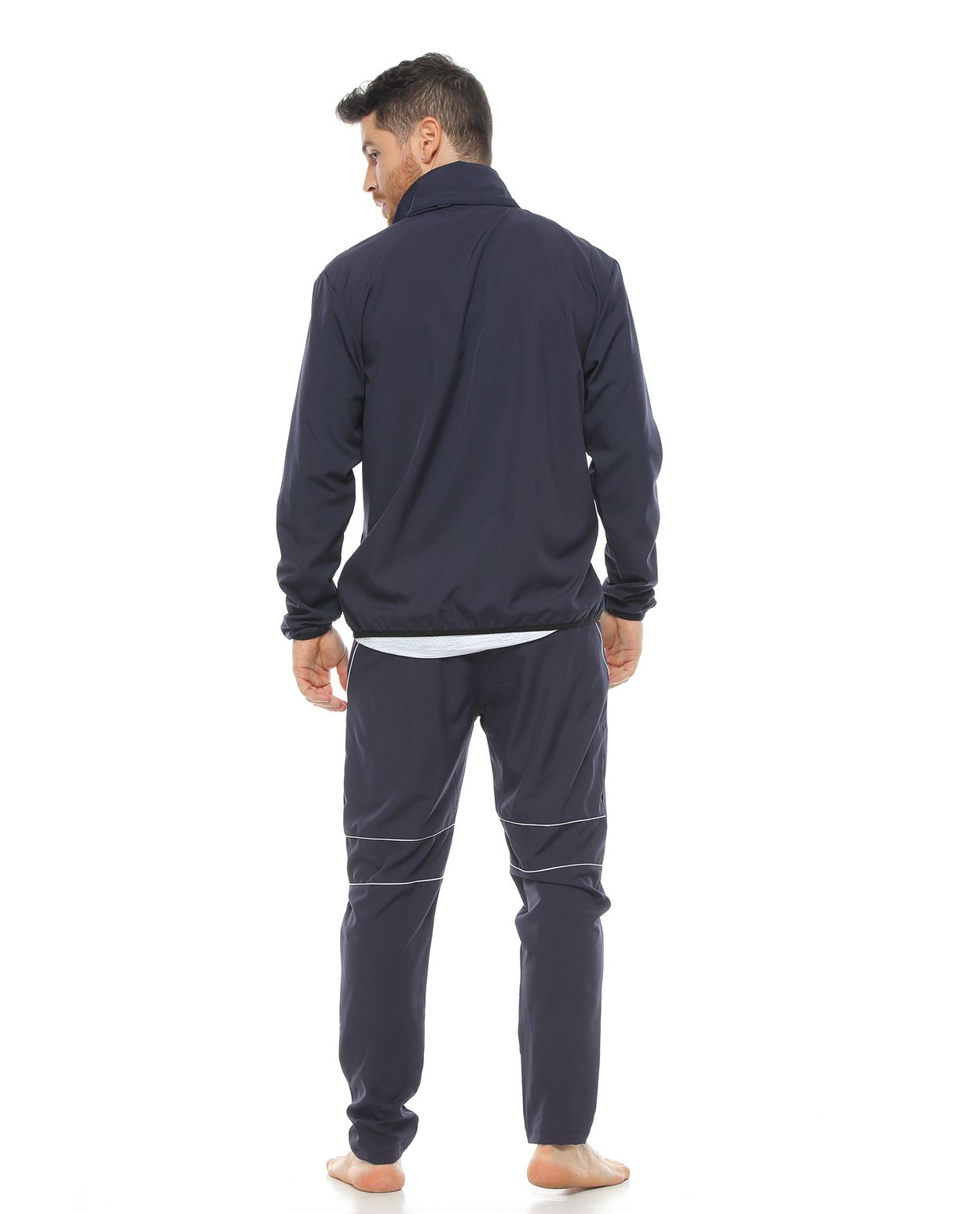 modelo con Pantalón Deportivo Azul y chaqueta deportiva Para Hombre parte trasera