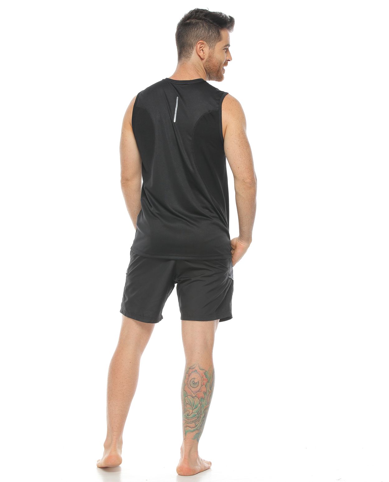 modelo-con-Pantaloneta-Deportiva-Negra-y-esueleto-deportivo-para-Hombre-parte-trasera